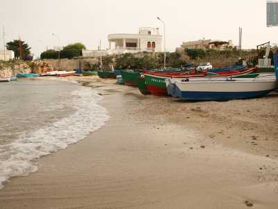 Ci dirigiamo verso il porticciolo, una spiaggia su cui sono ormeggiate numerose barchette, alcune rosse e verdi, altre bianche o azzurre